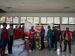 Relawan Ini Tembus 36 Titik Longsor untuk Bantu Pengungsi