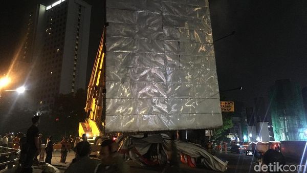 Foto: Pemprov DKI Copot Reklame Langgar Aturan di Rasuna Said