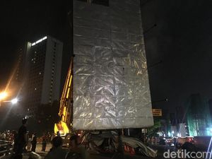 Foto: Pemprov DKI Copot Reklame Langgar Aturan di Rasuna Said