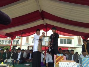 Ribuan Santri Tasikmalaya Pecahkan Rekor Dunia Menanak Nasi Liwet Ribuan Santri Tasikmalaya Pecahkan Rekor Dunia Menanak Nasi Liwet