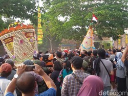 Gunungan Berisi 10 Ribu Bakpia Ludes Diperebutkan di Yogyakarta