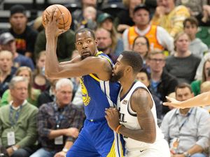Durant dan Curry Menggila, Warriors Kalahkan Jazz Durant dan Curry Menggila, Warriors Kalahkan Jazz