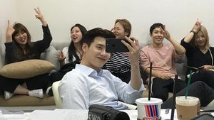 Manisnya Lee Jong Suk Saat Makan Es Krim dan Racik Kopi