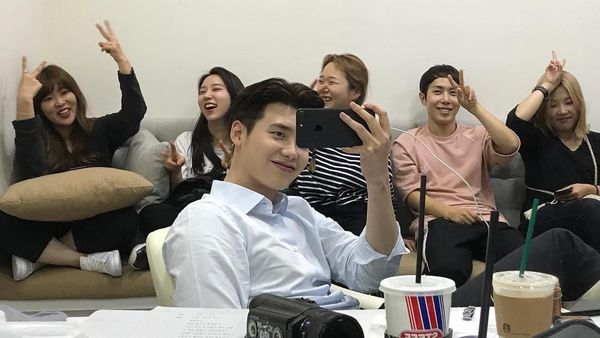 Manisnya Lee Jong Suk Saat Makan Es Krim dan Racik Kopi