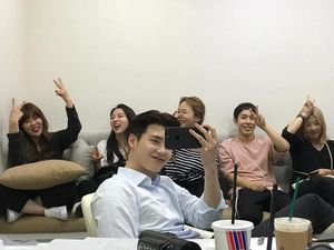 Manisnya Lee Jong Suk Saat Makan Es Krim dan Racik Kopi