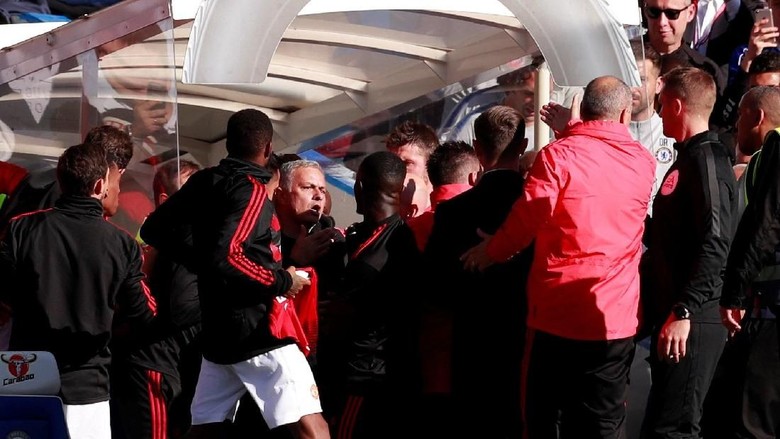 Insiden Ribut-Ribut Mourinho di Pinggir Lapangan Stamford Bridge Insiden Ribut-Ribut Mourinho di Pinggir Lapangan Stamford Bridge