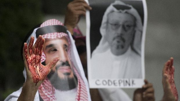 A demonstrator dressed as Saudi Arabian Crown Prince Mohammed bin Salman (C) with blood on his hands protests outside the Saudi Embassy in Washington, DC, on October 8, 2018, demanding justice for missing Saudi journalist Jamal Khashoggi. - US President Donald Trump said October 10, 2018 he has talked to Saudi authorities 
