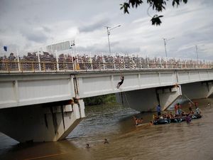 Perjalanan Panjang dan Melelahkan Demi Tempat Aman