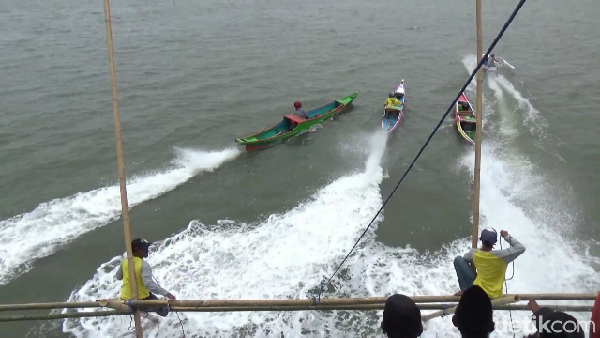 Foto: Seru! Balapan Perahu Nelayan Tradisional Maros