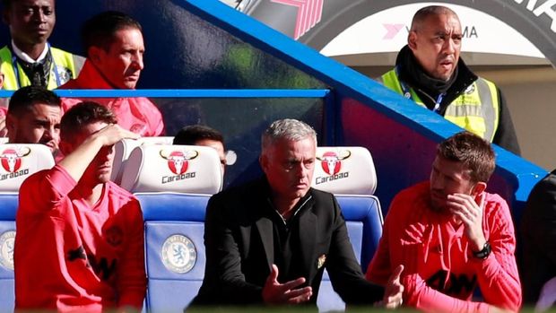 Jose Mourinho terlihat kecewa dengan performa Ashley Young dan kawan-kawan.