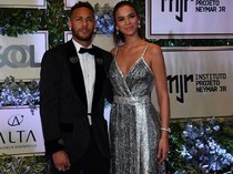 Neymar Diolok-olok Fans Lawan, Bawa-bawa Mantan