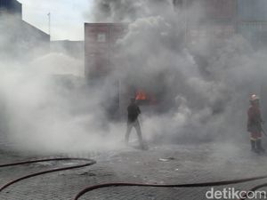 7 Peti Kemas di Depo Kontainer Dilalap Api, Isinya Ludes Terbakar 7 Peti Kemas di Depo Kontainer Dilalap Api, Isinya Ludes Terbakar