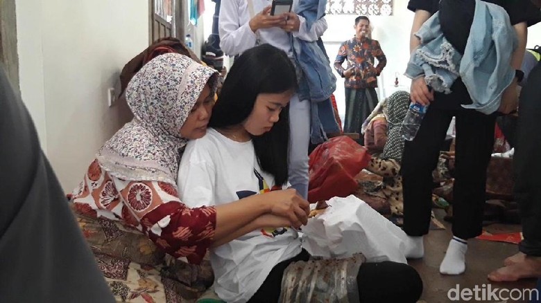 Mahasiswa luar negeri membatik di Madura (Hilda Meilisa/detikTravel)