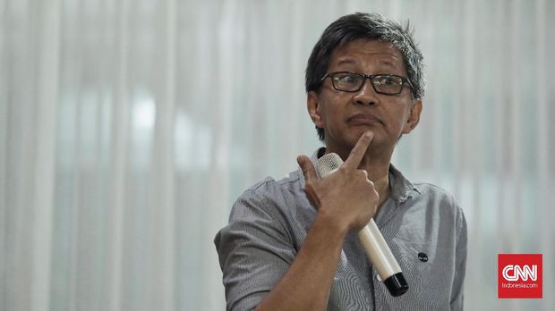 Rocky Gerung Nilai Ma'ruf Lebih Percaya Diri daripada Sandi