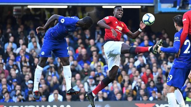 Antonio Ruedigger berhasil membebaskan diri dari pengawalan Paul Pogba sehingga bisa mencetak gol yang membawa Chelsea unggul 1-0.