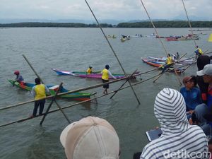 Begini Keseruan Balapan Perahu Nelayan Tradisional di Maros Begini Keseruan Balapan Perahu Nelayan Tradisional di Maros
