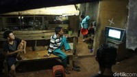 Mereka tampak serius mengamati jalannya pertandingan.
