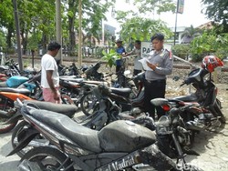 Tak Hanya Bentrok, Warga Juga Ceburkan Motor Pendatang ke Selokan