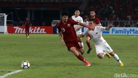 Dalam pertandingan di Stadion Utama Gelora Bung Karno, Indonesia menekan lewat Egy Maulana Vikri.