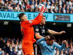 Ederson melompat untuk menyelamatkan gawangnya dari serangan para pemain Burnley. Reuters/Jason Cairnduff.
