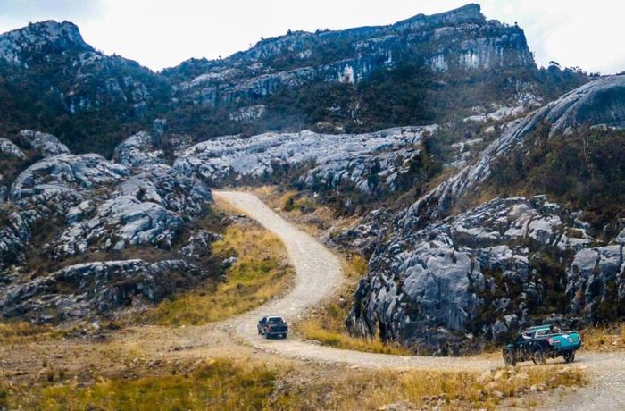 Sedangkan untuk Trans Papua di Papua Barat baru tembus sepanjang 920 km dengan sisa jalan yang belum terhubung sepanjang 151 km sampai 2014. Istimewa/Kementerian PUPR.