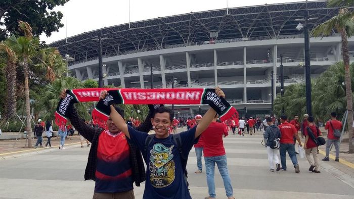Suporter mulai merahkan Stadion GBK jelang lawan Qatar. (Foto: Randy Prasatya) Suporter mulai merahkan Stadion GBK jelang lawan Qatar. (Foto: Randy Prasatya)