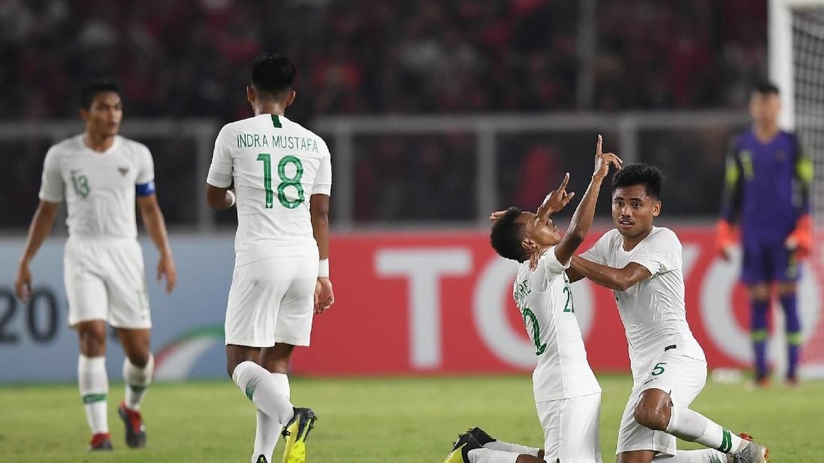Todd Rivaldo (kanan) sedang menunjuk ke angkasa usai mencetak gol (Wahyu Putro A/ANTARA FOTO)