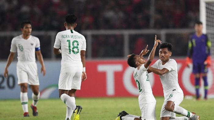 Todd Rivaldo (kanan) sedang menunjuk ke angkasa usai mencetak gol (Wahyu Putro A/ANTARA FOTO) Todd Rivaldo (kanan) sedang menunjuk ke angkasa usai mencetak gol (Wahyu Putro A/ANTARA FOTO)