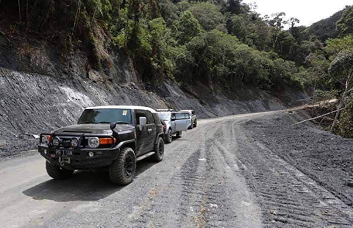 Hingga akhir 2014 jalan Trans Papua di Provinsi Papua baru tembus sepanjang 2.343 km dengan sisa jalan yang belum terhubung sepanjang 865 km. Istimewa/Kementerian PUPR.