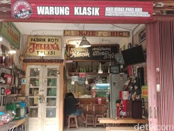 Ada Nasi Pedes Bali yang Sedap di Warung Bernuansa Tempo Dulu Ini