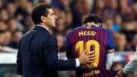 Messi akhirnya ditarik keluar pada menit ke-26. Sang Messiah tak mampu melanjutkan pertandingan. (Foto: Albert Gea/Reuters)