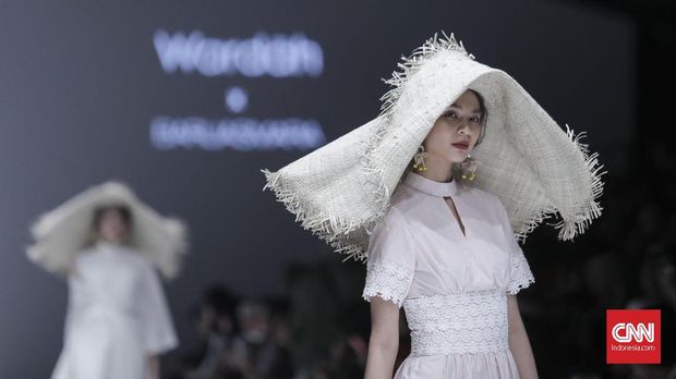 Model memeragakan busana Barli Asmara persembahan Wardah pada pagelaran pekan mode Jakarta Fashion Week 2019, Jakarta (20/10). (CNN Indonesia/ Hesti Rika)