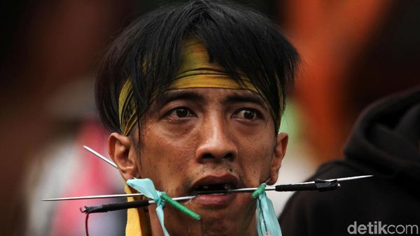 Atraksi Tatung Ramaikan Kirab Budaya dan Ruwat Bumi