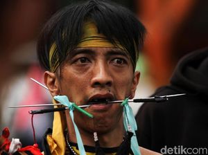 Atraksi Tatung Ramaikan Kirab Budaya dan Ruwat Bumi