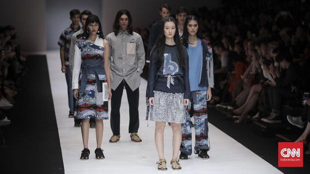 Model memeragakan busana Bateeq persembahan Indonesia Fashion Forward pada pagelaran pekan mode Jakarta Fashion Week 2019, Jakarta (20/10).