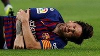 Messi seperti diketahui mengalami patah tulang tangan kanan saat terjatuh dalam duel dengan pemain Sevilla. Dia diperkirakan menepi selama tiga pekan. (Foto: Albert Gea/Reuters)