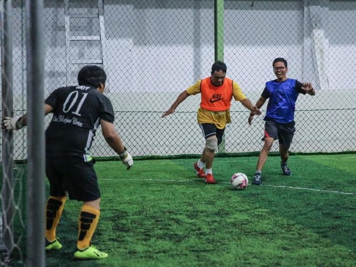 Gubernur Kalsel Sahbirin Noor bermain futsal (Rompi Oranye)/ Foto: Dok APPSI Gubernur Kalsel Sahbirin Noor bermain futsal (Rompi Oranye)/ Foto: Dok APPSI