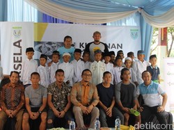 Persela Gelar Khitan Massal, Para Pemain Hibur dan Dampingi Anak-Anak