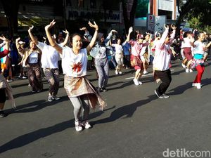 Aksi Muda-mudi Solo Ajak Warga di CFD Ikut Indonesia Menari 2018