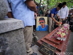 Awali Kunjungan ke Jatim, Sandiaga Uno Ziarah Makam Gombloh Awali Kunjungan ke Jatim, Sandiaga Uno Ziarah Makam Gombloh