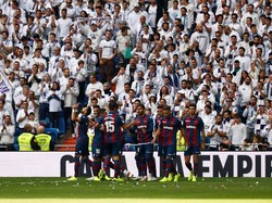 Di laga dengan Levante itu, Madrid dibuat kelabakan di menit keenam. Gawang Courtois dibobol Morales. Gol bermula dari umpan matang Sergio Postigo. Madrid pun tertinggal 0-1.  Reuters/Susana Vera.