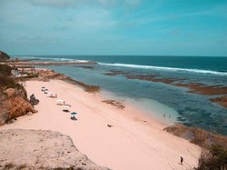 Pantai Melasti, Surga Bali Tersembunyi di Balik Bukit Kapur