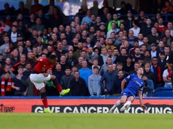 Anthony Martial bikin dua gol ke gawang Chelsea yang nyaris memenangkan Manchester United. Dalam dua laga terakhir, Martial bikin empat gol. (Action Images via Reuters/Andrew Couldridge)