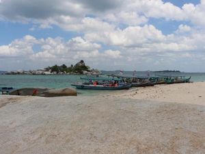Liburan Maksimal di Pantai Pulau Lengkuas