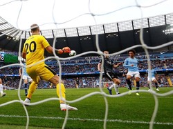 Gawang Burnley kembali kebobolan di menit ke-90. Gawang yang dikawal Hart dibobol oleh Leroy Sane. City pun membukukan kemenangan ke-23 dengan margin lima gol atau lebih di Premier League. Reuters/Darren Staples.