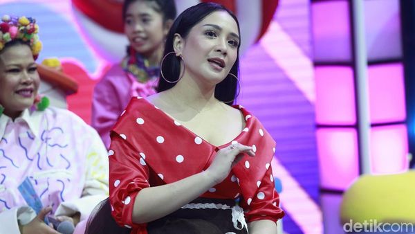 Gemes! Mama Rafathar Tampil Serba Polkadot