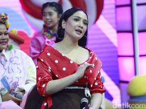 Gemes! Mama Rafathar Tampil Serba Polkadot