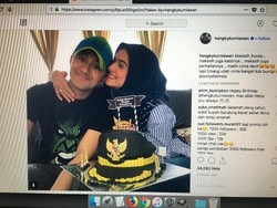 Hengky Kurniawan Dapat Kue Ultah Berbentuk Topi Bupati