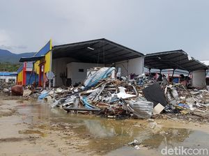Foto Pantai Palu: Tak Ada Gudang yang Tak Retak Foto Pantai Palu: Tak Ada Gudang yang Tak Retak