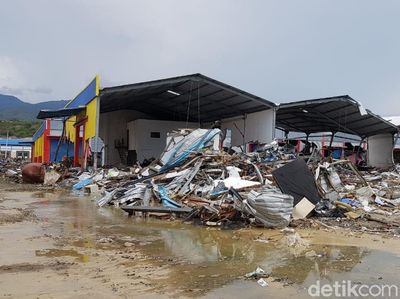 Foto Pantai Palu: Tak Ada Gudang yang Tak Retak